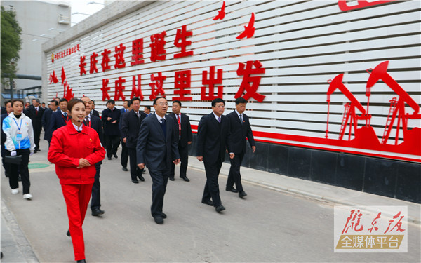 长庆油田开发建设50周年庆祝大会在庆城县举行